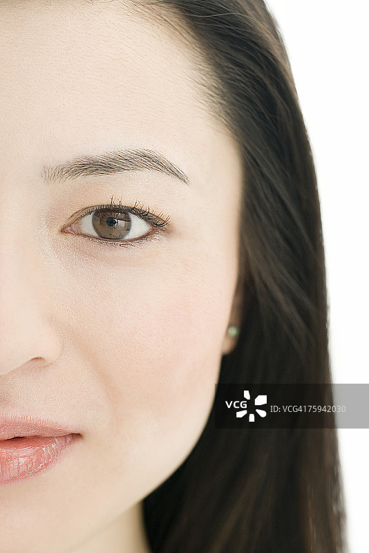 半张年轻女人的脸图片素材