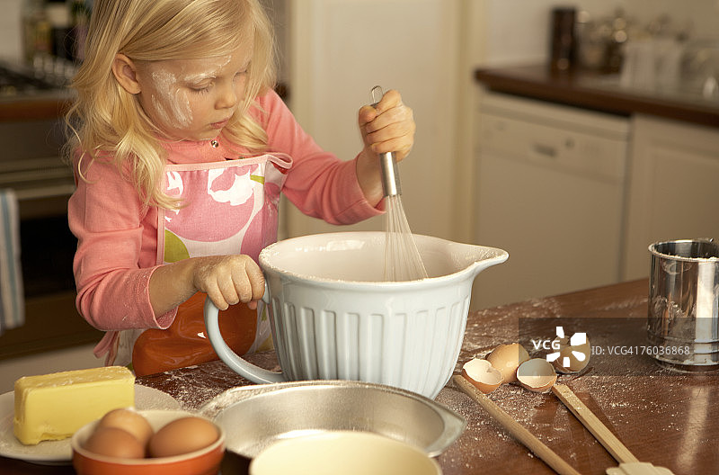 在厨房烘焙的4-5岁女孩图片素材