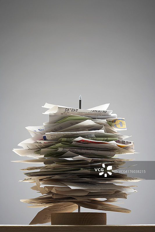 尖钉上的纸张图片素材