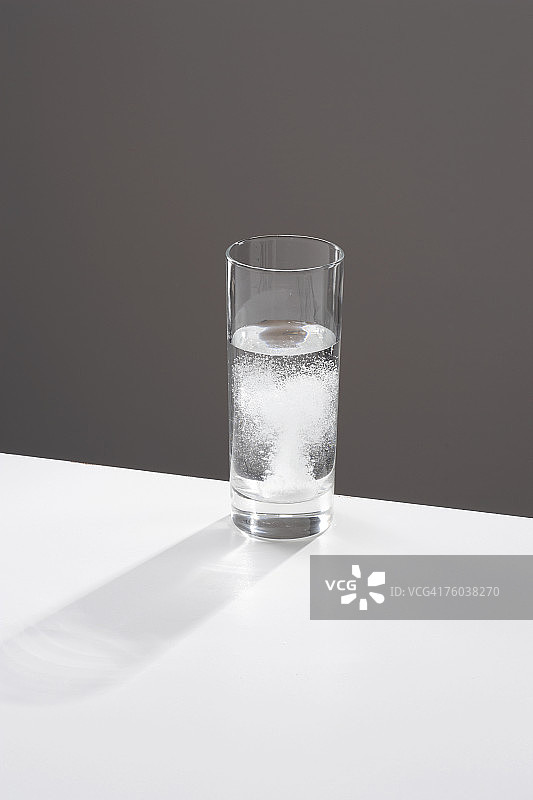 在水中溶解的药丸图片素材