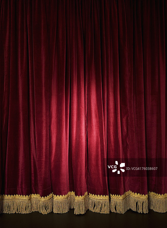 聚光灯下的红色舞台幕布图片素材