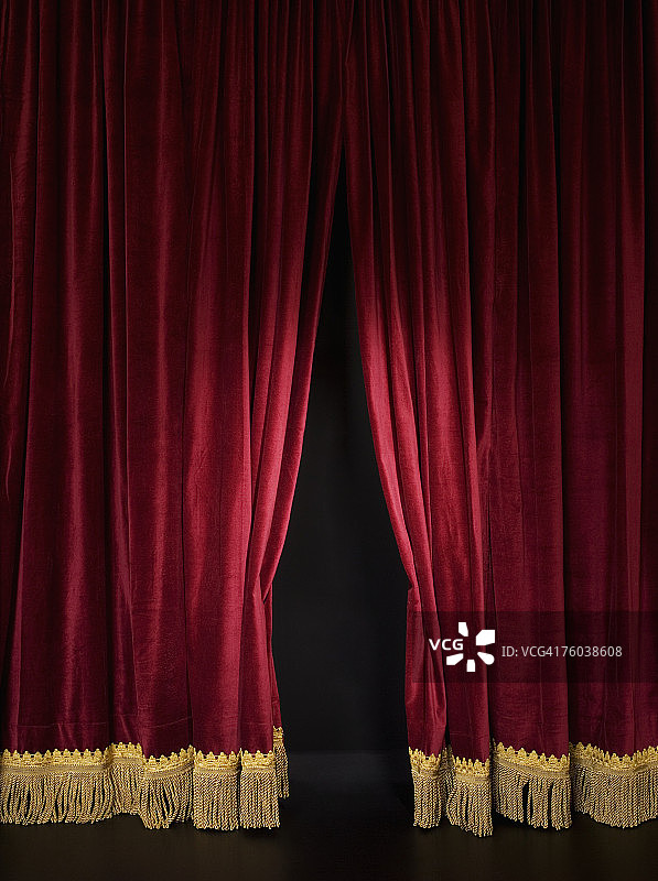 红色舞台幕布开启特写图片素材