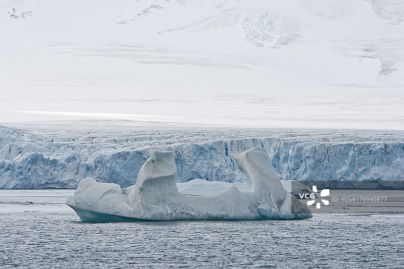 南极洲冰山漂浮在巨型冰川前（2007年2月）图片素材