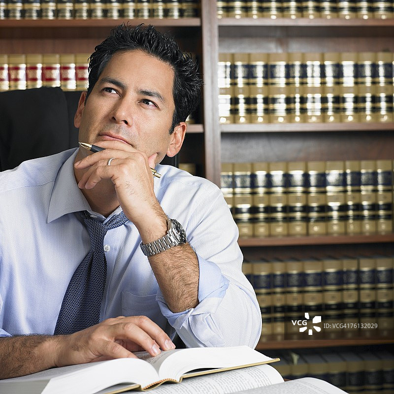 混血男律师在思考图片素材