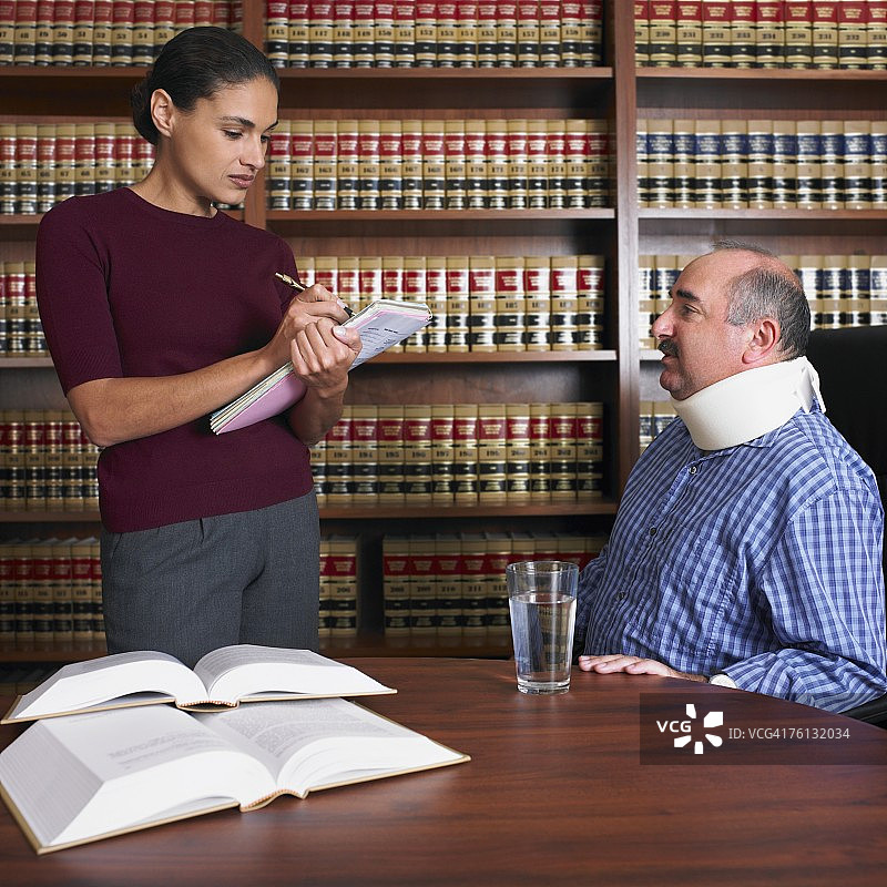 女律师与受伤的客户交谈图片素材