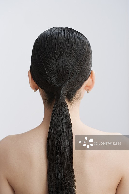 梳着马尾辫的亚洲女性背影图片素材