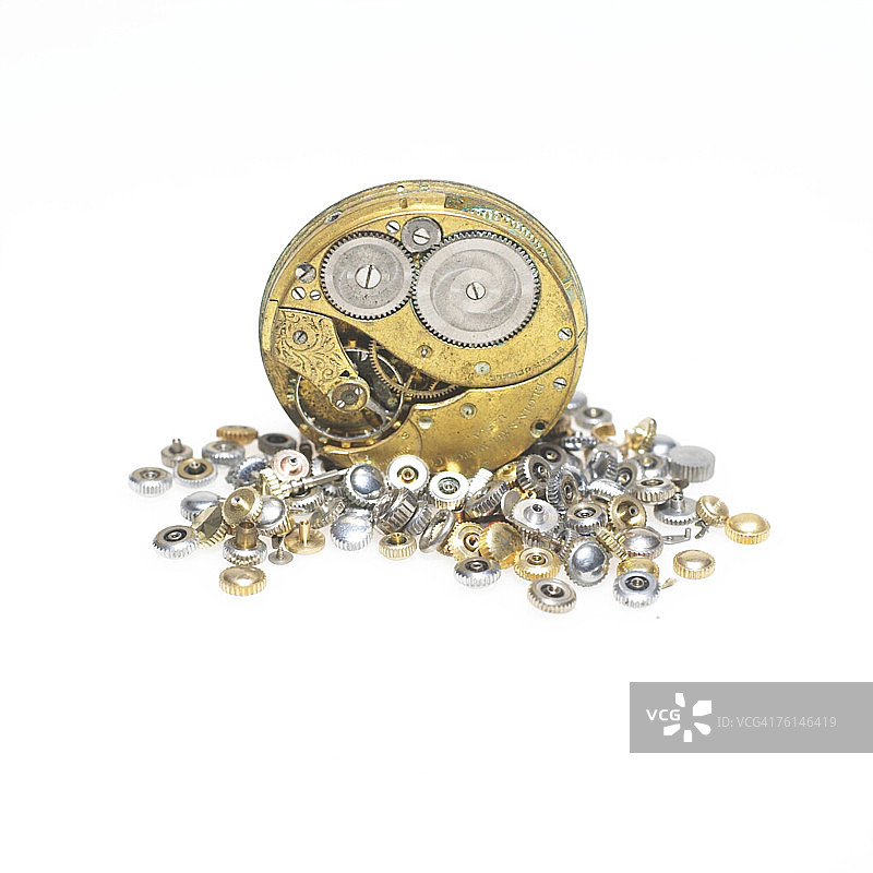 拆卸的钟表和银色金色齿轮堆图片素材