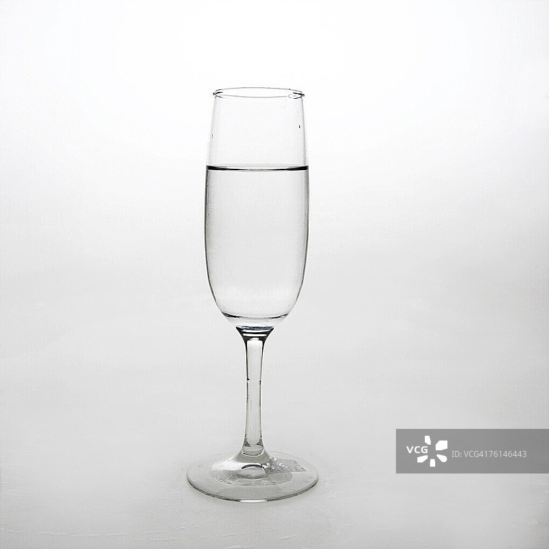 装满水的香槟酒杯图片素材