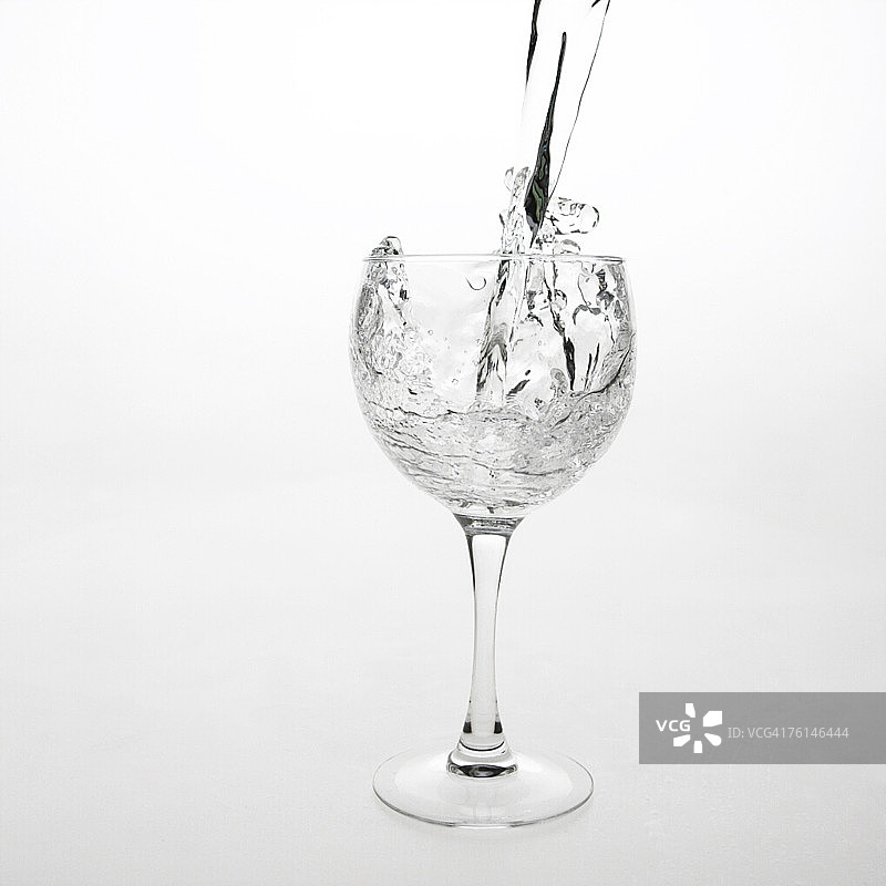 向葡萄酒杯中倒水图片素材