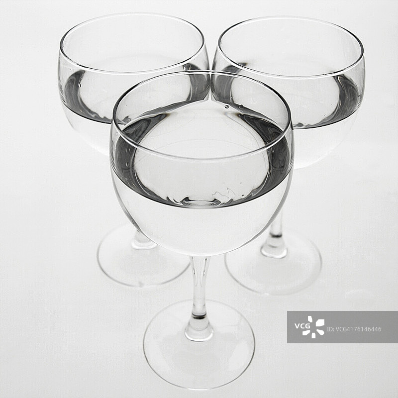 三只红酒杯，每只都装满了水图片素材