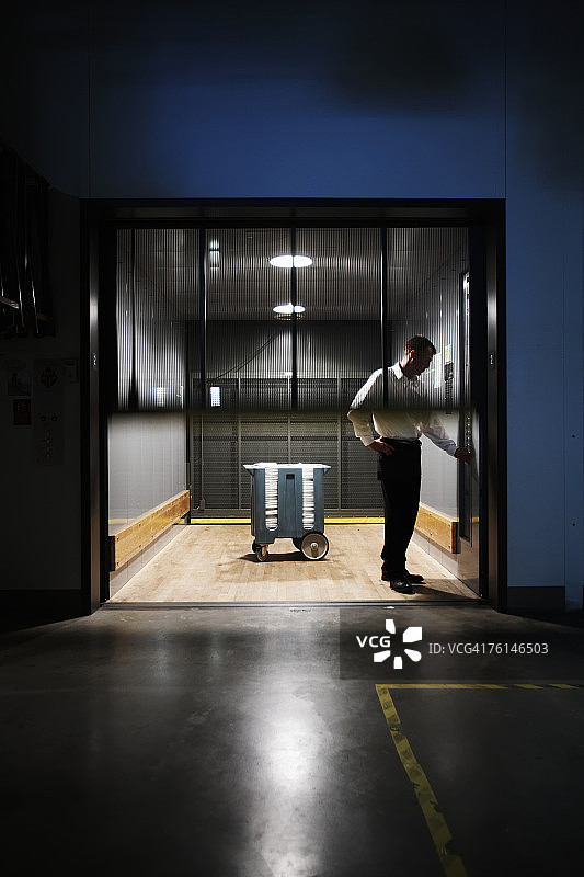 男子与货舱内的跳跃图片素材
