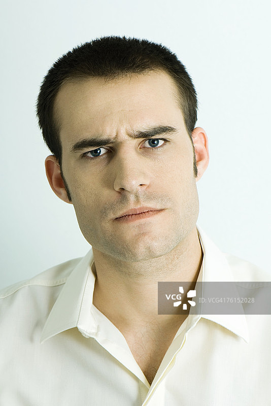 皱眉的男人肖像图片素材