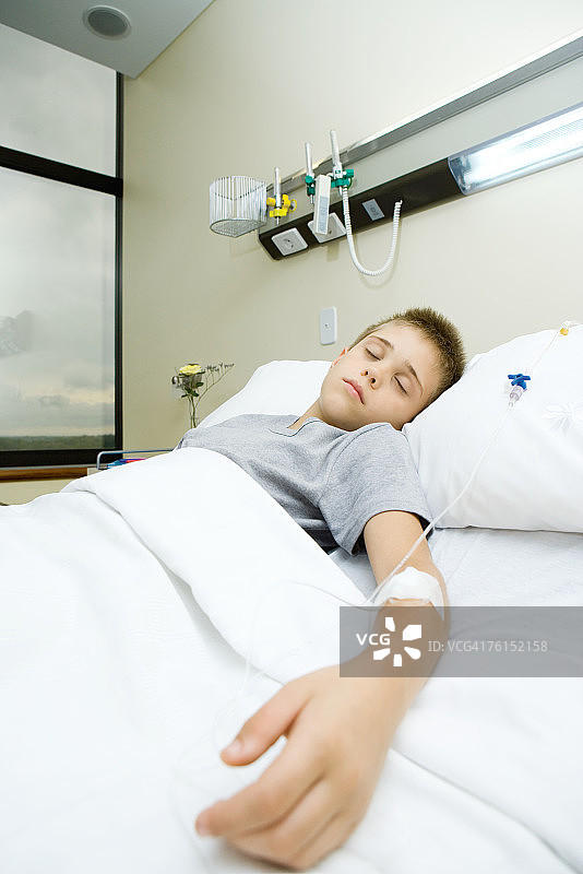 躺在病床上的男孩图片素材