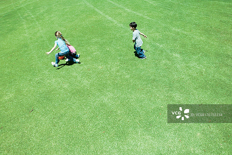 孩子们在草地上玩球图片素材