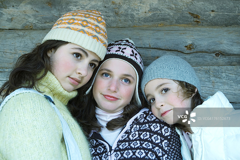 身穿冬季服装的年轻朋友肖像图片素材