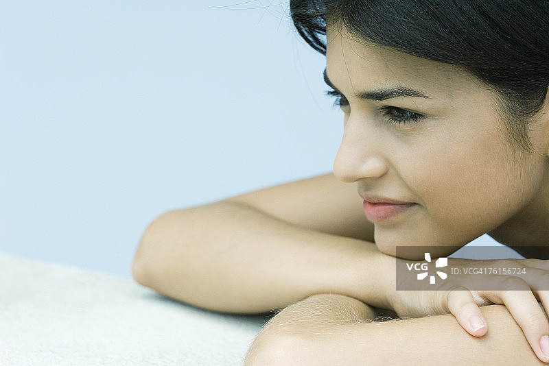 笑容满面的年轻女子图片素材