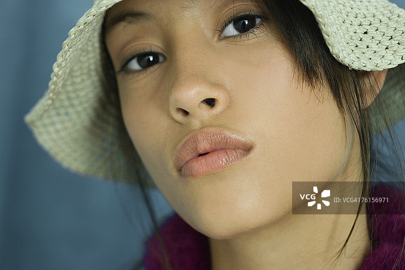 戴着遮阳帽的少女特写肖像图片素材