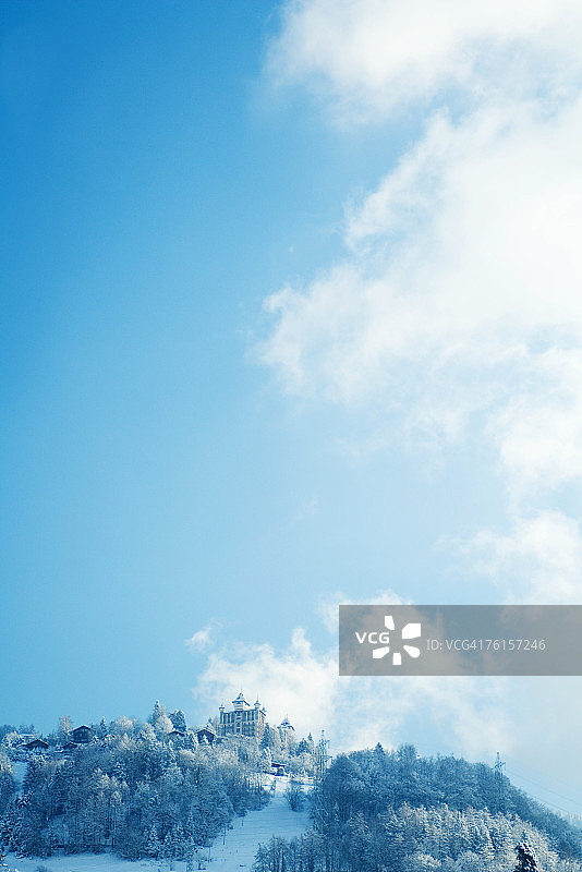 瑞士沃州拉沃地区的雪山城堡图片素材