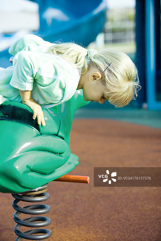 在游乐场设备上的孩子图片素材