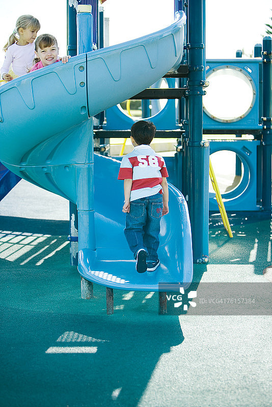 在游乐设施上玩耍的儿童图片素材