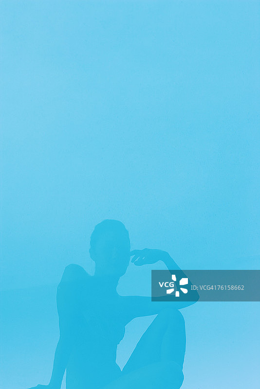 水中倒影的年轻女人图片素材