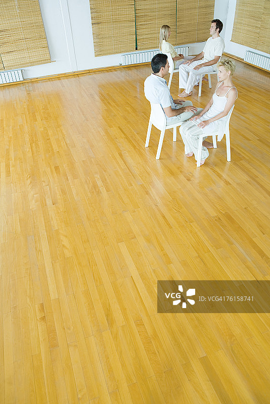 团体治疗：两对夫妇面对面坐着图片素材