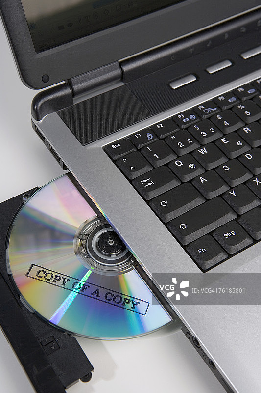 笔记本电脑光驱中的复制CD图片素材