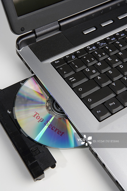 笔记本电脑光驱里一张印有“最高机密”的光盘图片素材