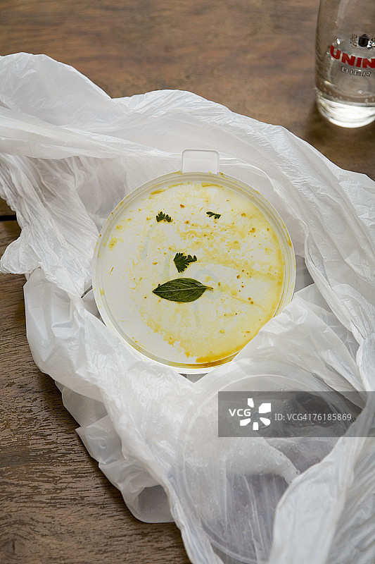脏污食品包装盒上拟人化的脸图片素材