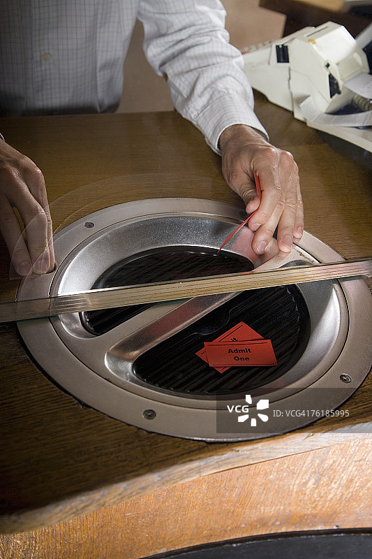 收银员在票房售票图片素材