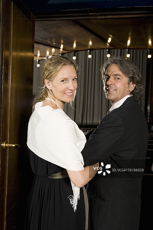 一对夫妇走进剧院图片素材