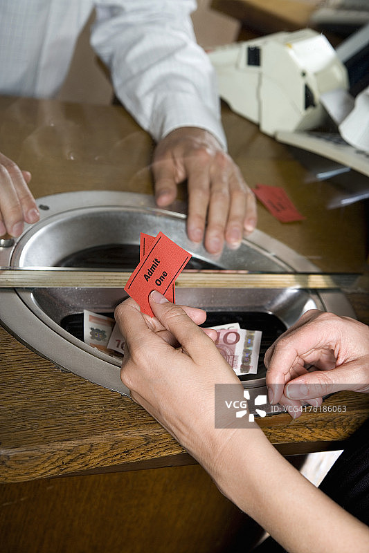 一个人在售票处买票图片素材