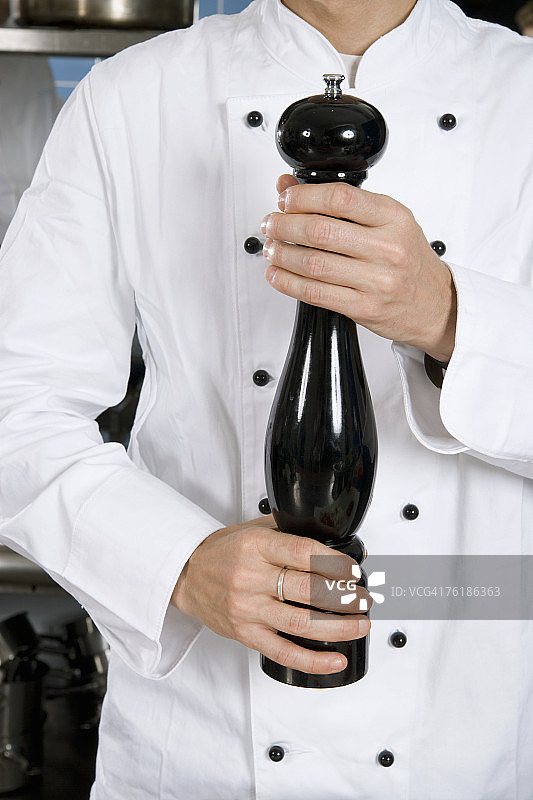 厨师拿着胡椒研磨器图片素材