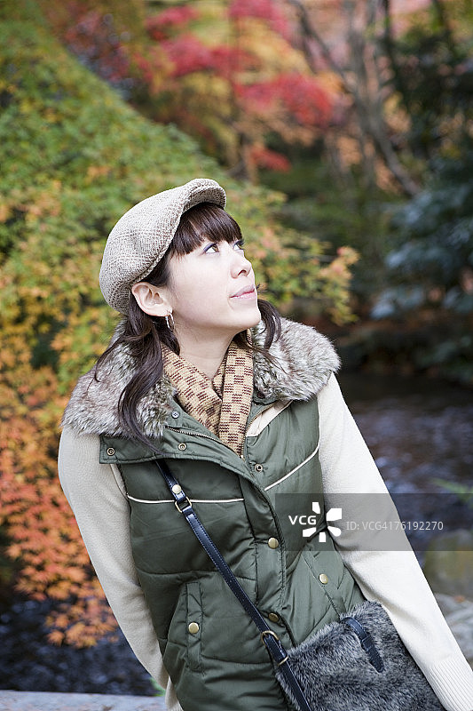 年轻女子抬头望向日本京都府上贺茂神社图片素材