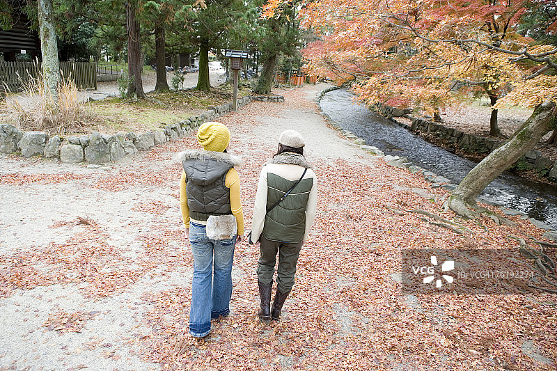 两位年轻女人在京都府上贺茂神社行走图片素材