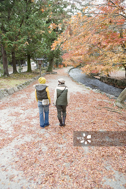 两位年轻女人在京都府上贺茂神社行走图片素材