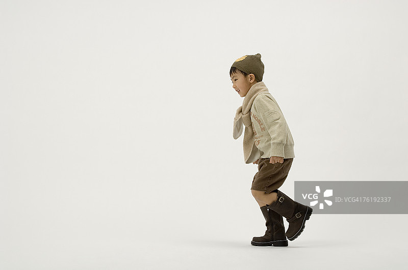 男孩走路图片素材