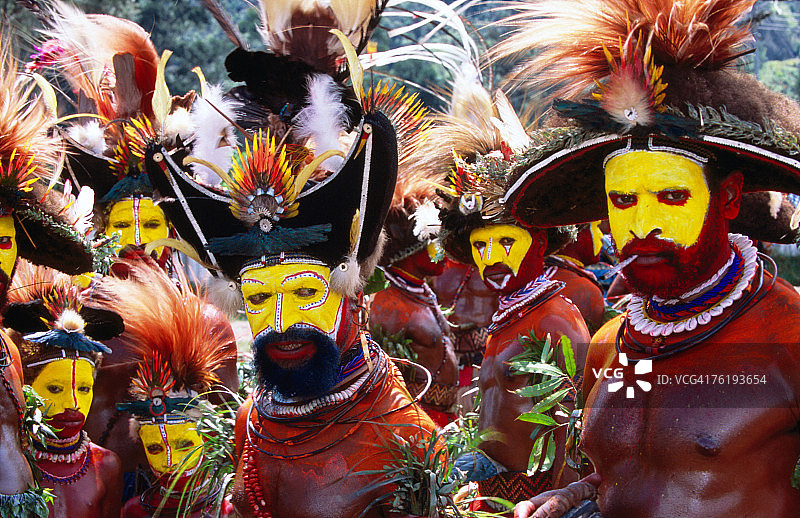 恩加文化展：巴布亚新几内亚恩加省埃格尔部落成员的传统服饰图片素材
