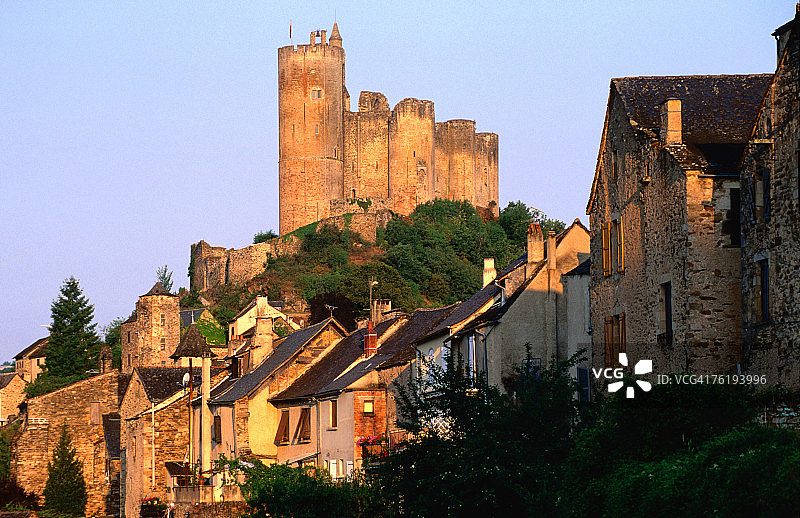 耸立在村屋之上的城堡，阿韦龙地区，纳雅克，比利牛斯-米迪地区，法国，欧洲图片素材