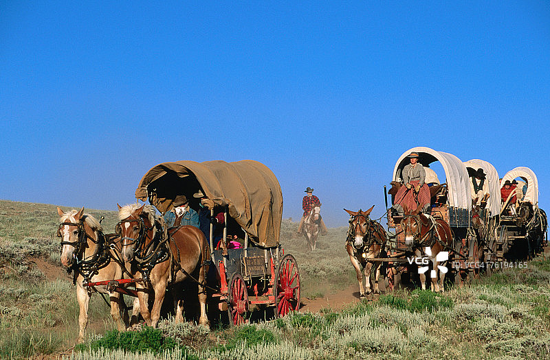 马车上的摩门教徒，前往犹他州的摩门教先锋车队，美国怀俄明州南隘口附近图片素材