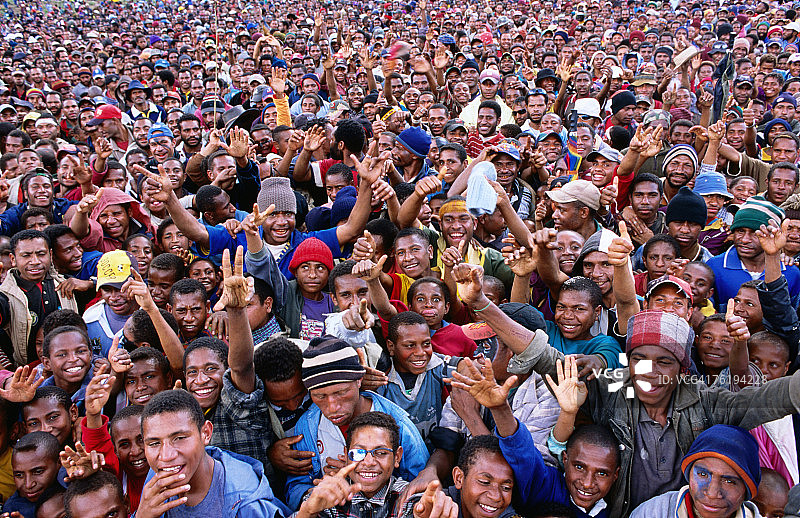 在恩加文化展上从舞台看到的流行音乐会人群，太平洋巴布亚新几内亚恩加省瓦巴格图片素材