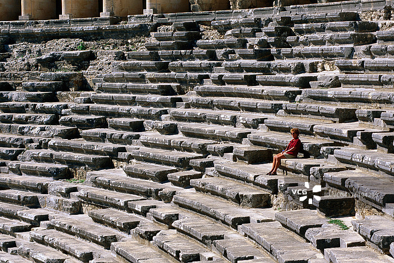 阿斯潘多斯罗马剧院座位和就座的女人，土耳其安塔利亚图片素材