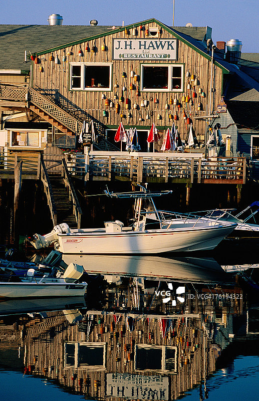 布斯贝港水面倒影中的渔 floats图片素材