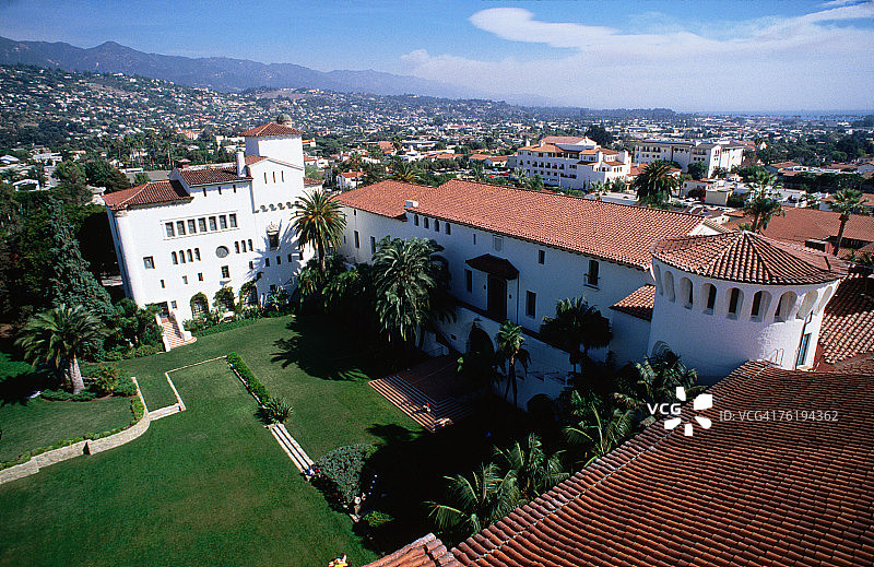 从塔楼俯瞰圣巴巴拉县法院，美国加利福尼亚州圣巴巴拉图片素材