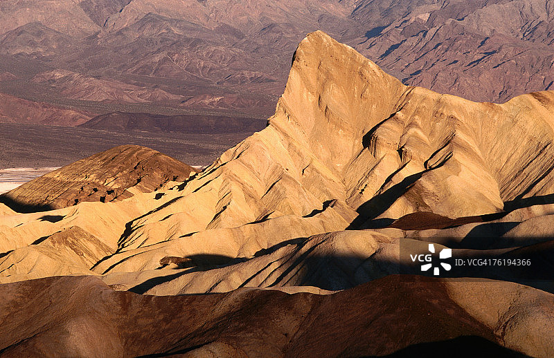 美国加利福尼亚州死亡谷国家公园日出时分的扎布里斯基角和曼利灯塔图片素材