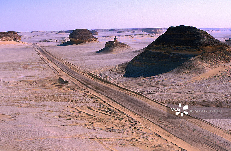 从锡瓦到埃及锡瓦西部沙漠巴哈利亚的道路图片素材