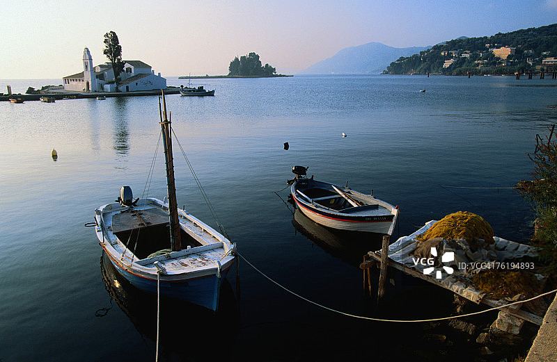 眺望科孚岛卡诺尼小岛上的17世纪弗拉赫纳修道院，希腊爱奥尼亚群岛图片素材