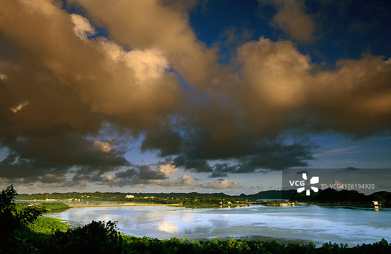 从西部观看的泻湖和城镇，科罗尔岛，科罗尔，帕劳，太平洋图片素材