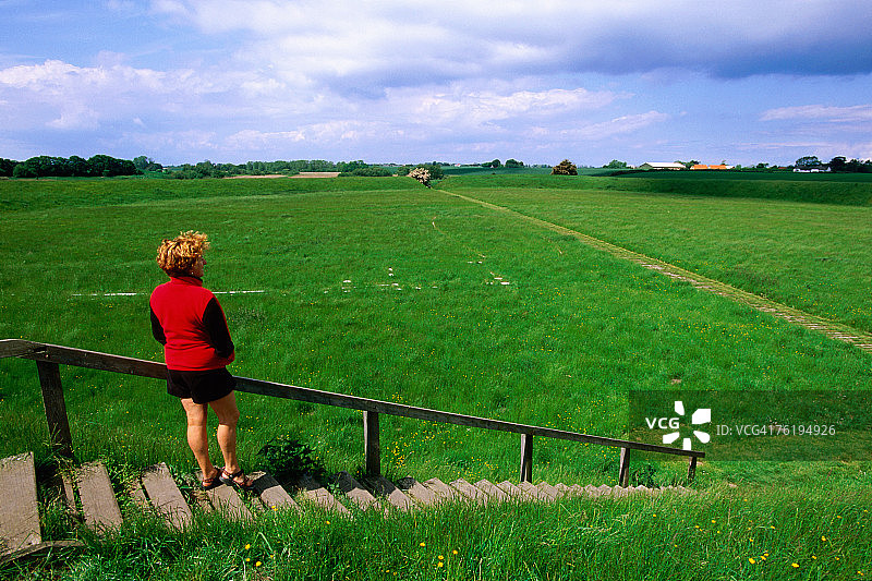 在菲英岛维京环形堡垒城墙上的女人，丹麦，欧洲图片素材