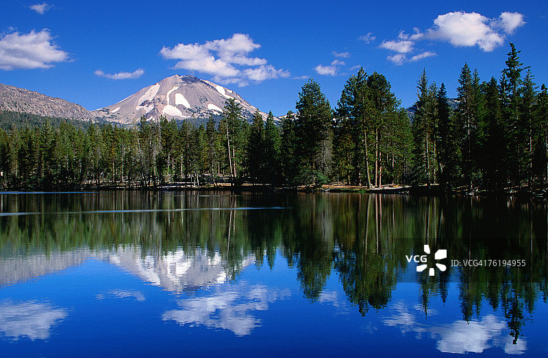 拉森火山国家公园的拉森山和反思湖，美国加利福尼亚州，北美洲图片素材